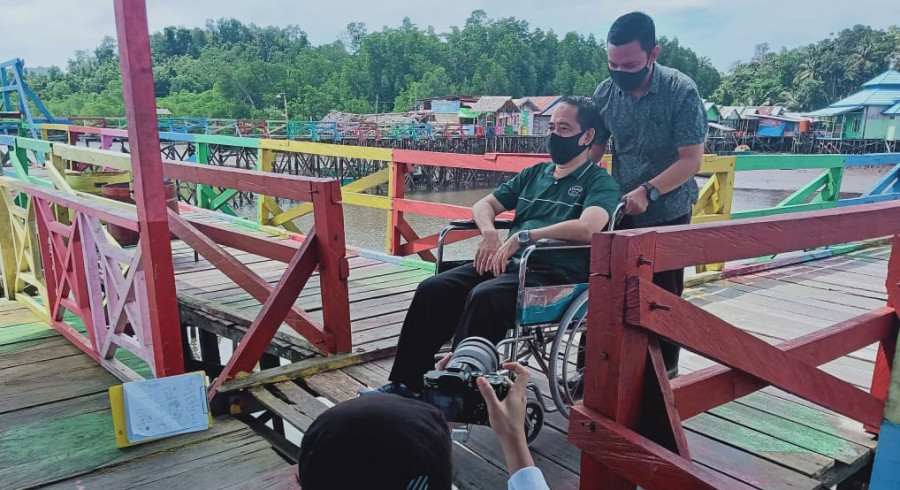 Proses pengambilan Vidio di wisata Kampung Warna Warni Desa Janju Kecamatan Tanah Grogot. ( Foto : Dwi Cahyo / Korankaltim.com)