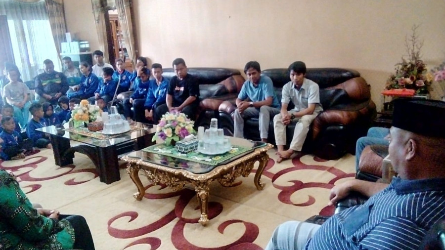 Edi saat memberikan arahan kepada kontingen taekwondo