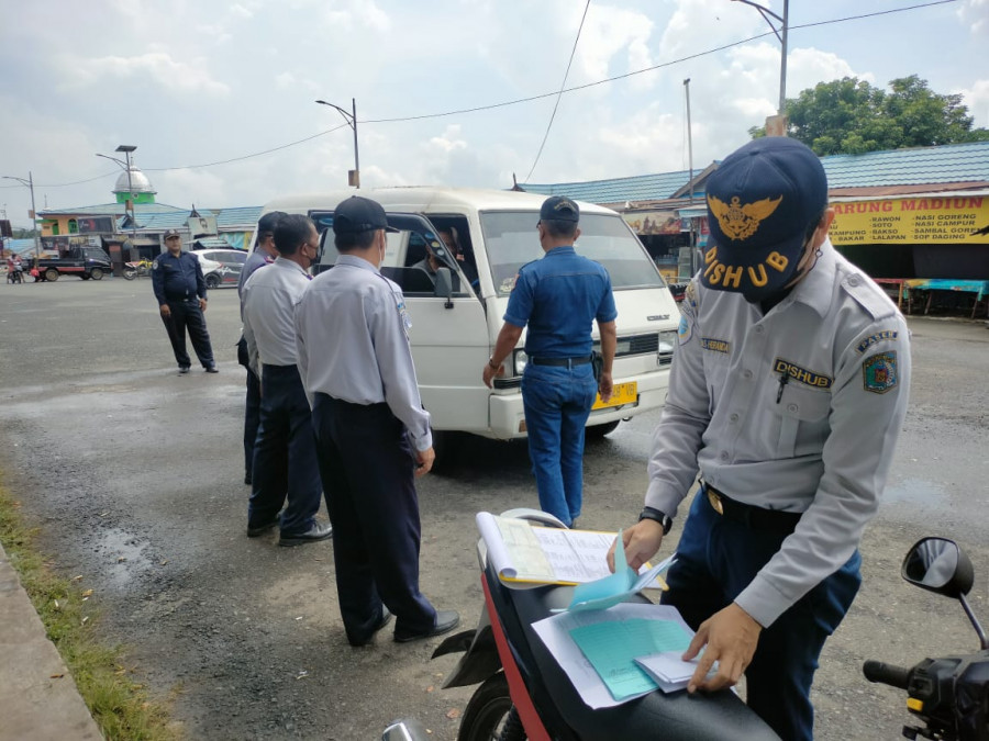 Pengawas PNS Dinas Perhubungan Paser saat memeriksa Kendaraan angkutan Umun di terminal Kuaro (Foto : Dwi Cahyo / Korankaltim.com)