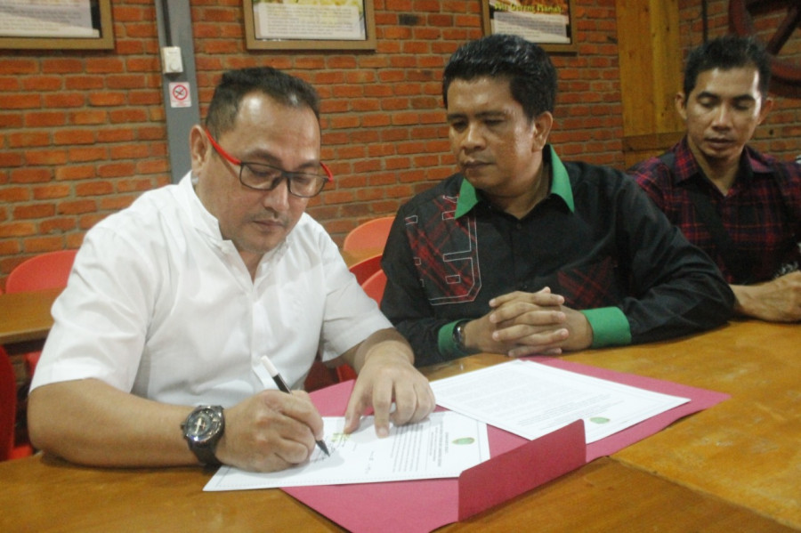 Edi Kurniawan (kiri) saat menandatangani kesepakatan komitmen serta kontrak politik mendukung DOB Samarinda Seberang, Palaran dan Loa Janan Ilir bersama Ketua Pejuang DOB Gerakan Rakyat Bersatu Rusdiansyah Rais Senin (23/09/2019) malam. (Foto: Rusdi/Koran