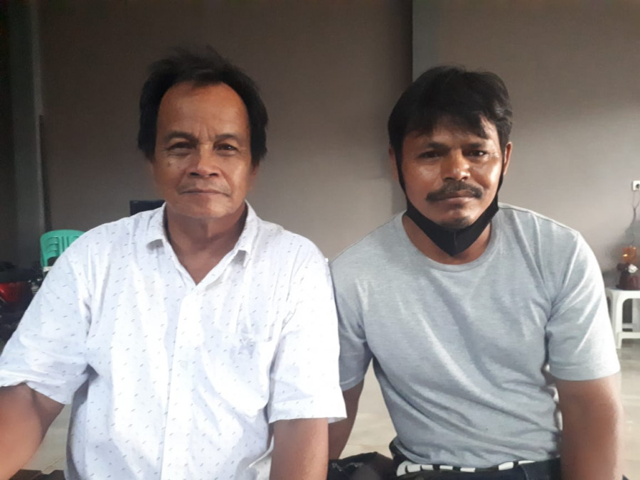 Kurnain (kiri) bersama Rian mewakili petani yang kehilangan lahan karena tambang batubara di Km49 Jalan Poros Samarinda Bontang. (ist)