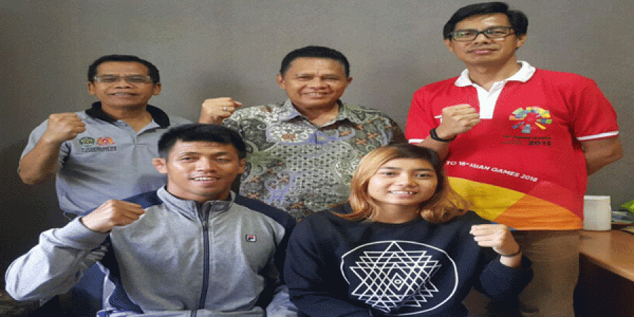 MEMBANGGAKAN: Kusno dan Annisa (jongkok bawah) bersama dengan Ketua FOKSI Kaltim, H Husinsyah (tengah) sebelum berangkat ke Bali tadi pagi.