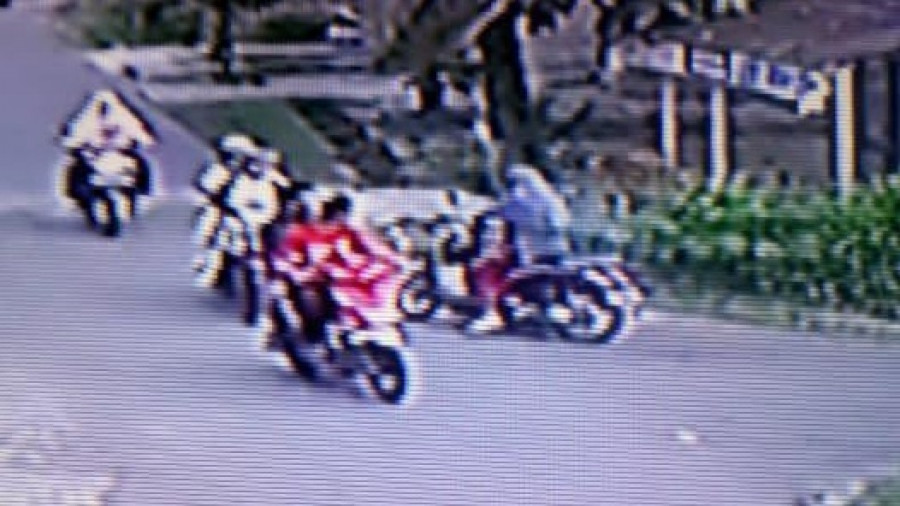 Pelaku saat mengincar korban menggunakan sepeda motor Honda Beat warna merah (foto: Istimewa)