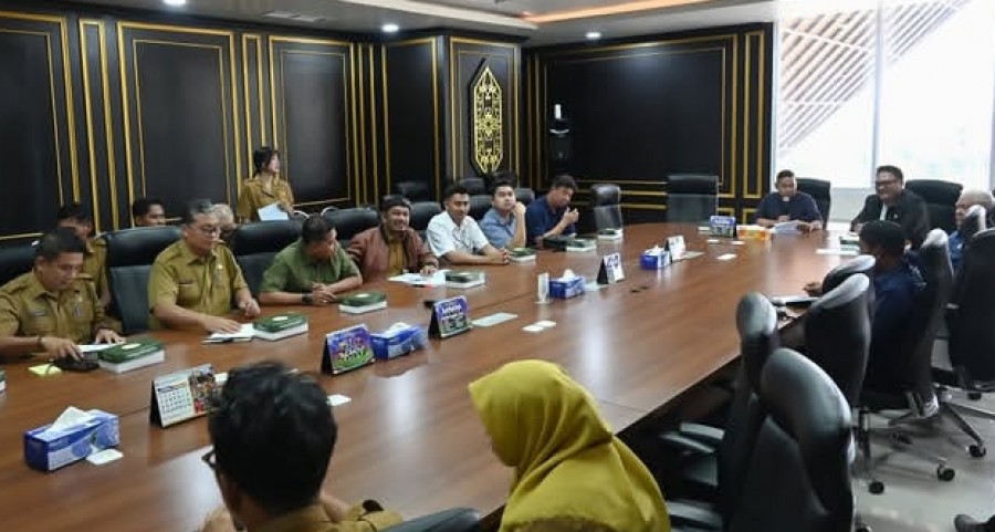 Momen pertemuan di Kantor DPRD dengan agenda penyelesaian antrean panjang BBM di Bulungan. ( Foto : Istimewa )