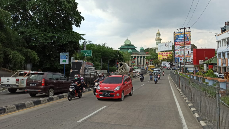 Tanjakan Muara Rapak ini padat kendaraan dan kerap terjadi kecelakaan lalu lintas. Sehingga sudah pantas dibangunkan fly over. (Foto: Hendra/KoranKaltim.Com)