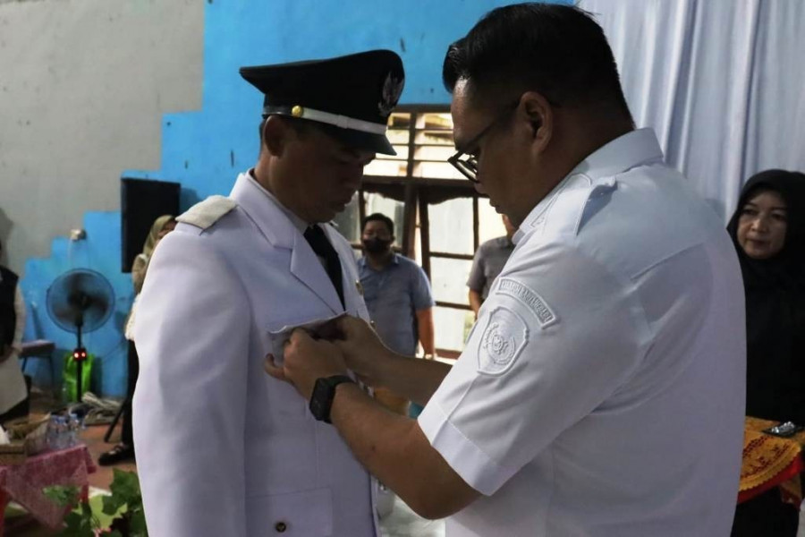 Bupati Kukar Aulia RB melantik Kades PAW Makarti. (Foto: Prokom)