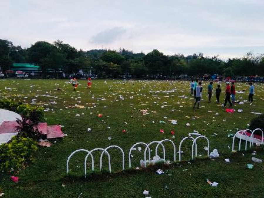 LAPANGAN Merdeka yang dipenuhi sampah pagi kemarin