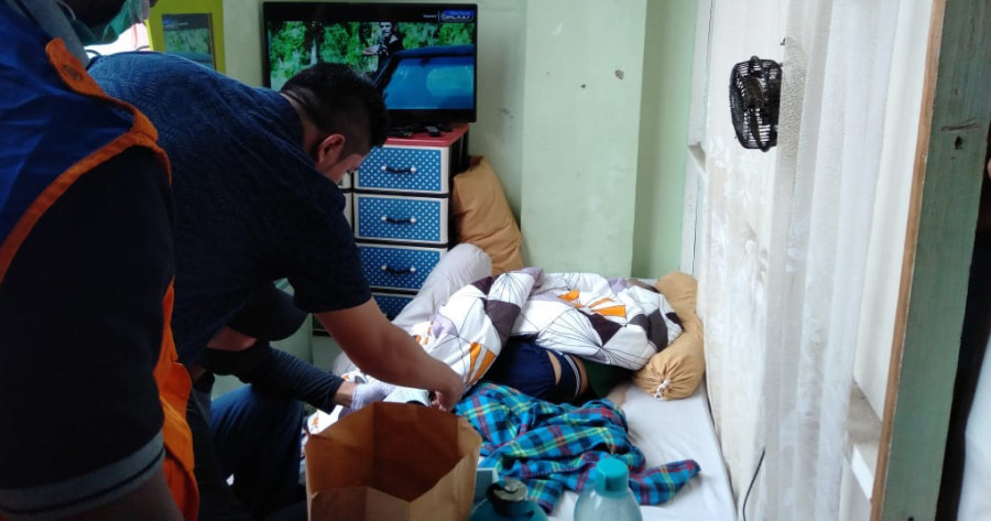Korban yang pertama kali ditemukan karyawannya sudah tak bernyawa di kamarnya lantai dua Selasa (3/12) tadi. (Foto: Nancy/korankaltimcom)