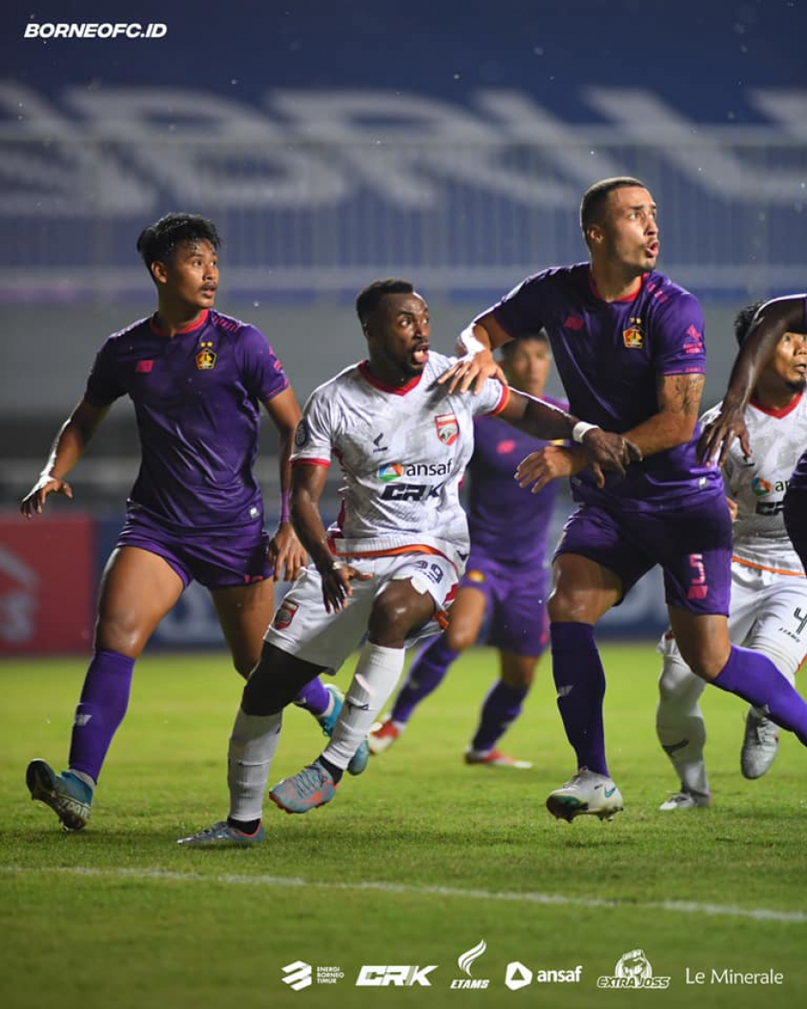Guy Junior (tengah), penyerang Borneo FC yang tak mampu berbuat banyak karena dikawal ketat bek Persik Kediri.(borneofcfacebook)