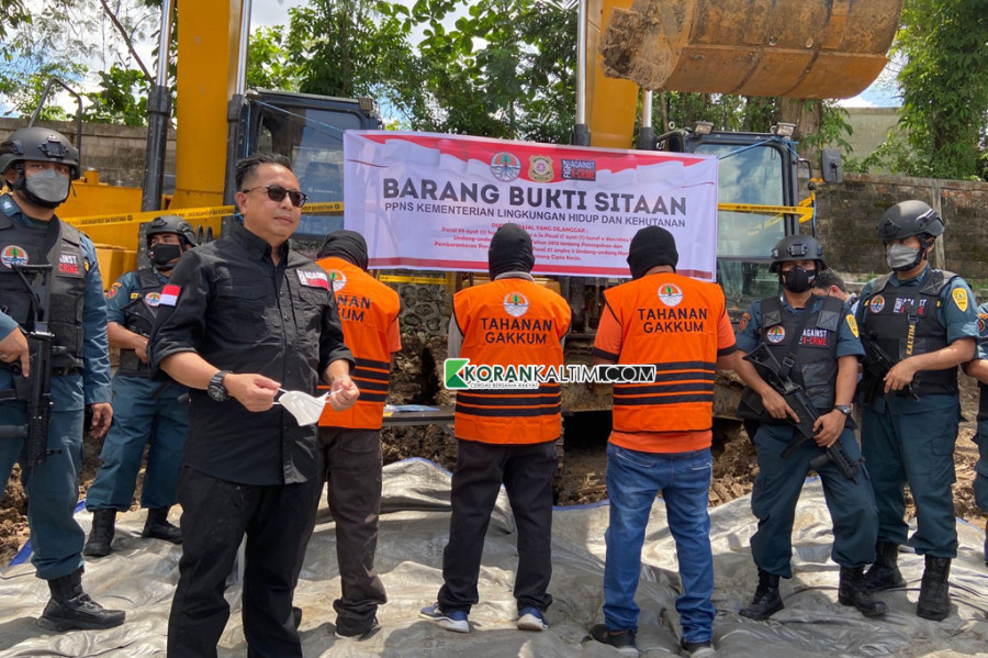 3 orang pelaku penambangan ilegal di kawasan Tahura Bukit Soeharto bersama 2 unit excavator yang turut diangkut KLHK (Foto: Permata/korankaltim.com)
