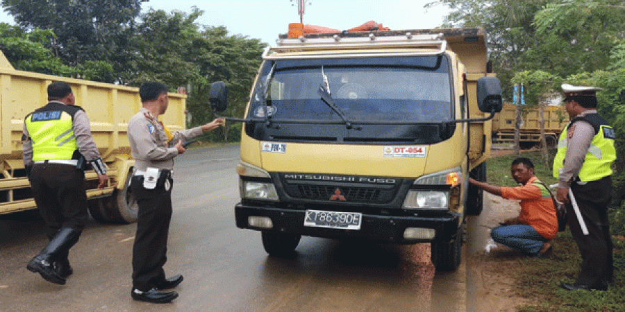 MASIH DISELIDIKI: Petugas Satlantas Polres Bontang saat mengamankan truk yang diduga menabrak murid SD kelas 1 di Bontang Lestari pukul 11.00 Wita siang tadi.