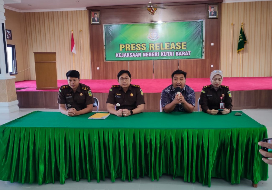 Kejari Kutai Barat saat Press Realase. (Foto: Sunardi/Korankaltim.com)