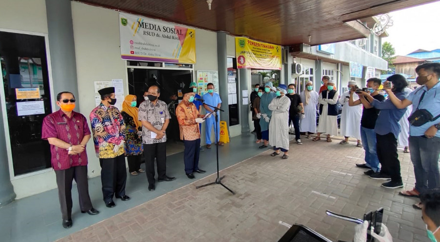 Bupati Muharram mengumumkan kesembuhan pasien Covid-19. (Foto : Indra/korankaltimcom)