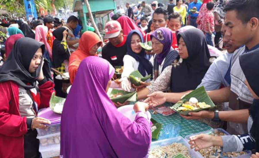 Usai Upacara HUT Bhayangkara, Warga Serbu Lapak Makanan Gratis