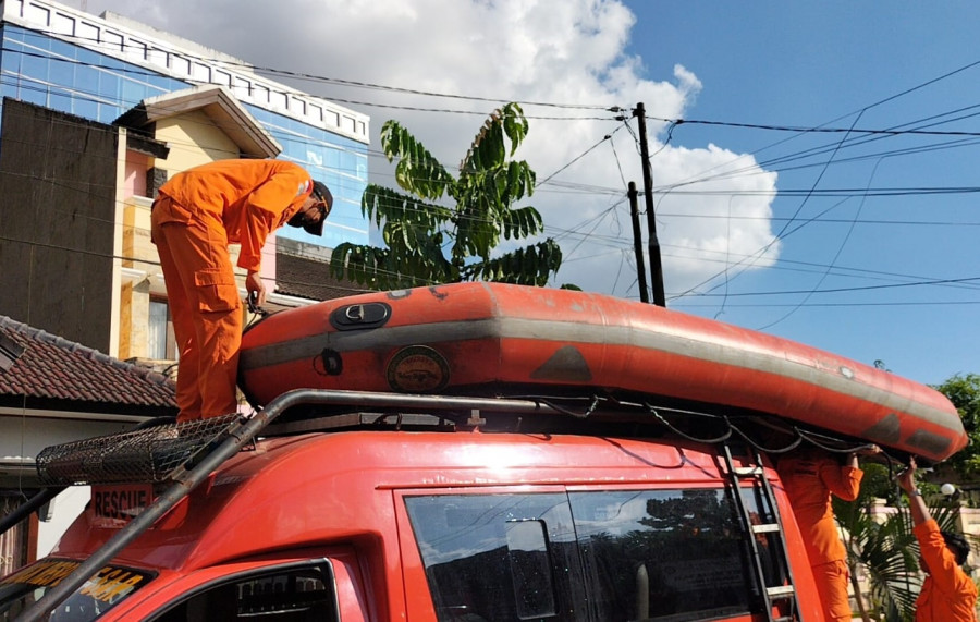 Unit Siaga SAR Samarinda Diberangkatkan menuju perairan Anggana pada Minggu (5/6/2022) sore. (Foto: KPP Balikpapan)