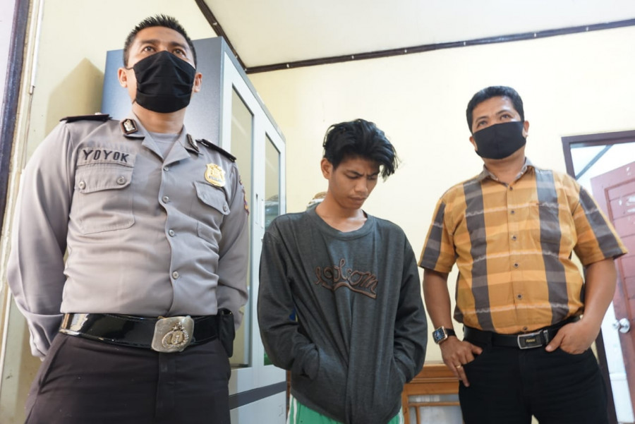 Tofik (20) yang hari-harinya bekerja sebagai pengamen diamankan di Mako Polsek Samarinda Ulu Senin (29/6/2020) kemarin.(Foto:Nancy/korankaltim.com)
