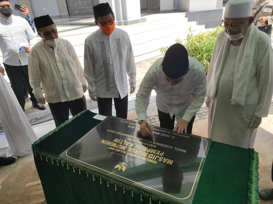 Wakil Gubernur Kaltim, Hadi Mulyadi saat menandatangani peresmian Masjid Pemprov Kaltim, Nurul Mu'minin dalam perayaan Tahun Baru Islam, 1 Muharram 1442 Hijriah (Foto : Permata/korankaltim.com)