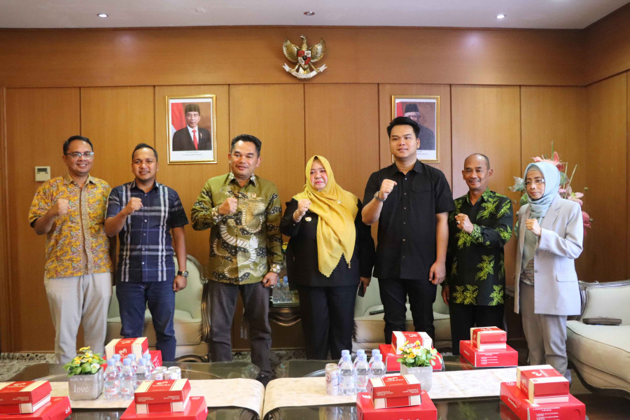 Ketua DPRD Kaltim Hasanuddin Mas’ud didamping Anggota DPRD Kaltim M Udin menerima kunjungan Wakil Bupati Paser Syarifah Masitah Assegaf di ruang pimpinan DPRD Kaltim, Jumat (28/7)