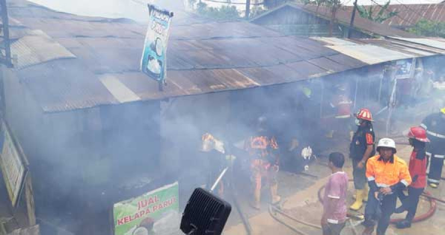 Pemadam kebakaran berjibaku memadamkan api yang membakar pemukiman penduduk di Jalan H.B. Suparno, Rt 31, Kelurahan Rawa Makmur, Kecamatan Palaran pada Selasa (14/8).