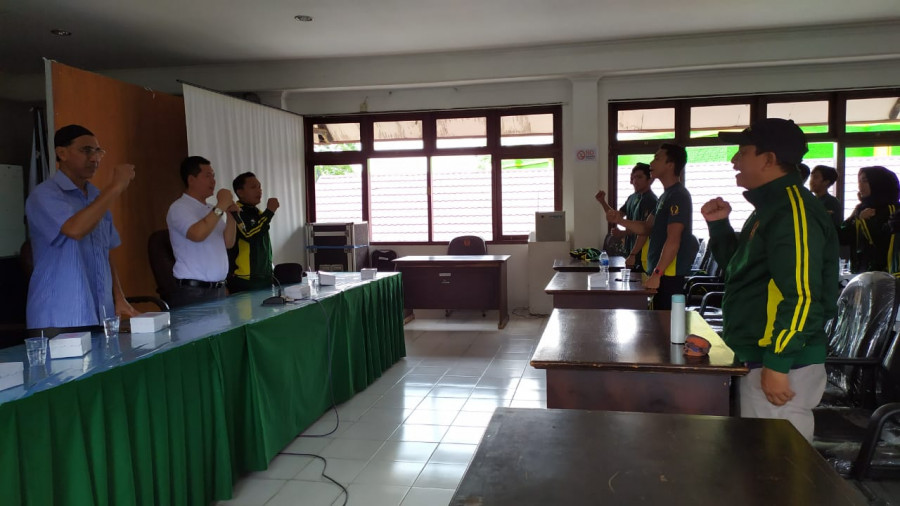 Ketua KONI Kaltim, Zuhdi Yahya (baju putih) saat memberikan semangat atlet panjat tebing Kaltim menuju Pra PON di Pinrang, Sulawesi Selatan Jumat (8/11) tadi. (Foto: Nancy/korankaltimcom)