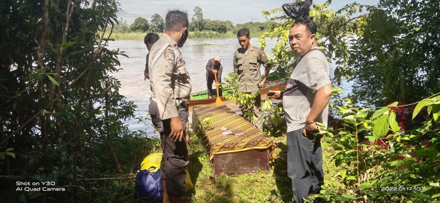 Peti jenazah berhasil diselamatkan dari kecelakaan speed boat di perairan Muara Wis, tadi pagi. (Foto: istimewa)
