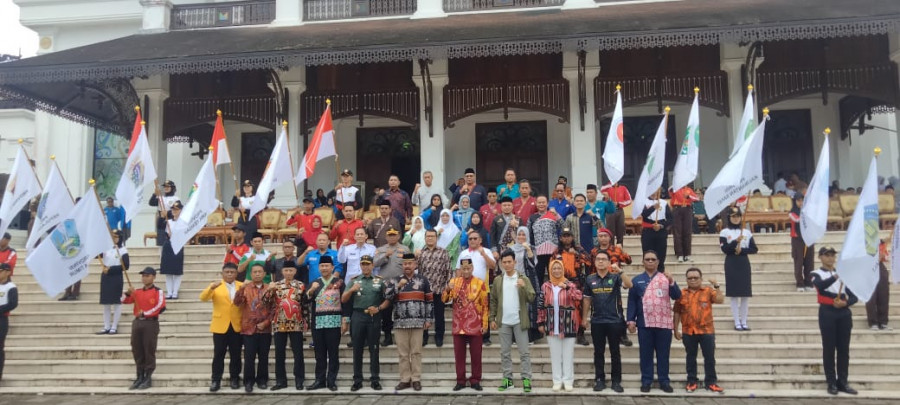 Rangkaian pelepasan Kirab Pemuda Nusantara di halaman Kedaton Kesultanan Kutai Kartanegara Ing Martadipura (Heri/korankaltim.com)