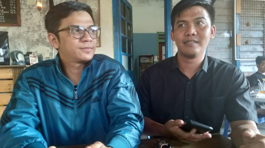 Ketua Panitia Diskusi Publik PWI, Muhammad Yusuf (kacamata), dan sekertaris Panitia, Anjas Pratama, (kiri) sat jumpa pers dengan awak media. (Foto : Romi Ali Darmawan/korankaltim)