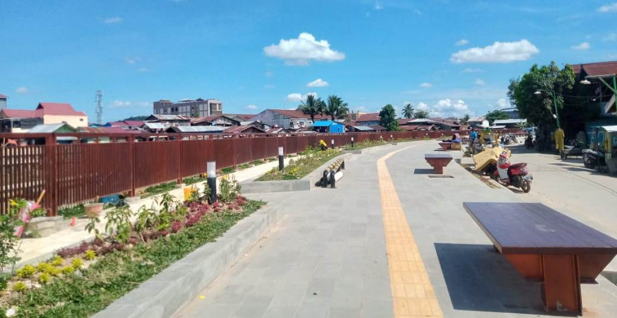 Suasana taman di Jalan Perniagaan. (foto: Claudius Vico/Korankaltim.com)