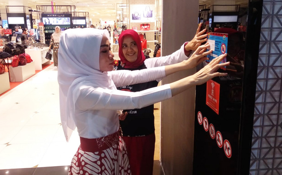 Pegawai Dinas Lingkungan Hidup Samarinda menempel pengumuman larangan penggunaan sampah plastik di Big Mall Samarinda