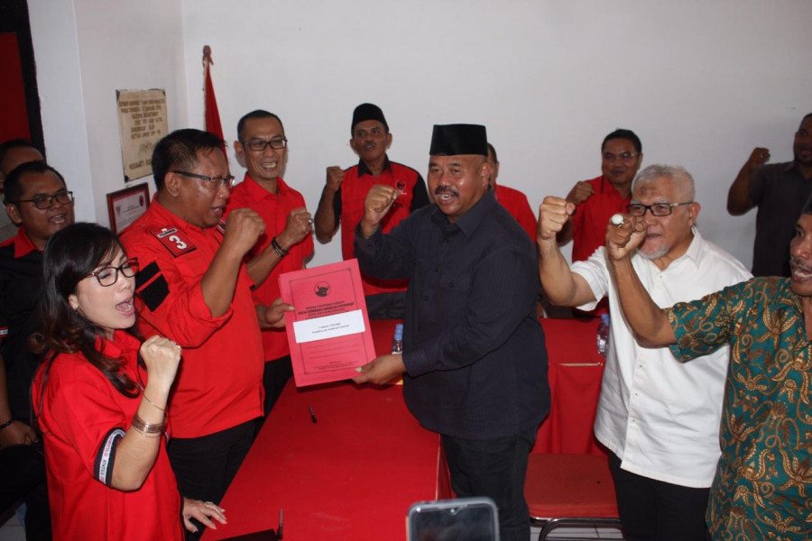 Edi Damansyah didampingi pensiunan Asisten I Setkab Kukar, Chairil Anwar, saat mendaftar penjaringan dan penyaringan bakal calon bupati di DPC PDI-P Kukar pada Senin (2/9/2019). ( Foto: Reza/korankaltimcom)