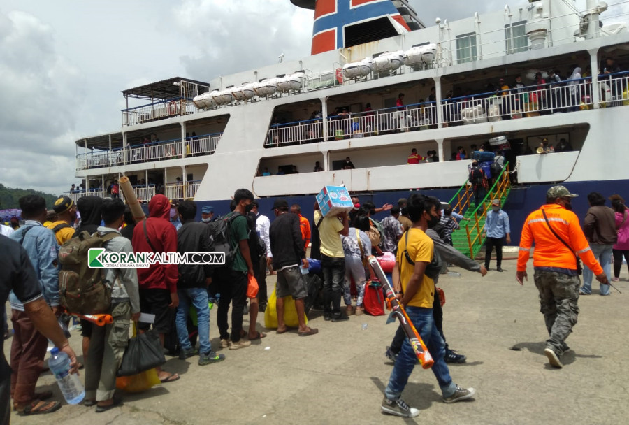 Pihak navigasi akan lakukan evaluasi terkait arus mudik lebaran tahun 2022, dengan mengantisipasi arus balik mendatang di pelabuhan-pelabuhan. (Foto: Nancy/korankaltim.com)