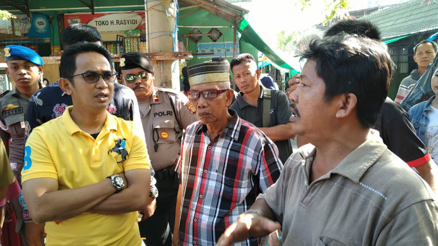 Wakil Wali Kota Balikpapan Rahmad Mas'ud (kaos kuning) berdialog dengan salah satu pedagang. (Foto : Hendra/KoranKaltim.Com)
