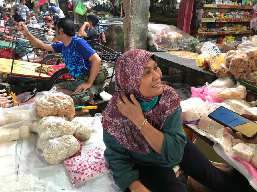 Pedagang produk hasil kedelai di Pasar Segiri Samarinda (Foto: permata/Korankaltim.com)