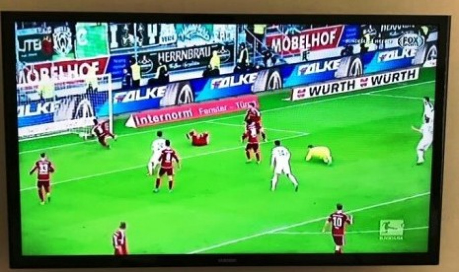 Siaran sepak bola di televisi ( Foto : Republika/Israr Itah )
