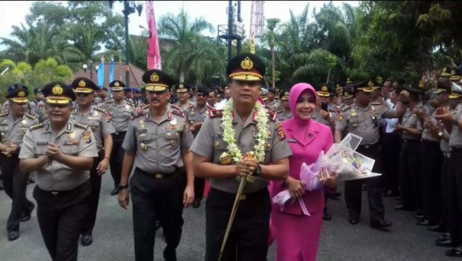 KAPOLDA Kaltim Brigjen Pol Priyo Widyanto dan istri disambut para perwira. Dia langsung bertemu dan memberikan arahan para Kapolres. (Foto: Yudi/kk)