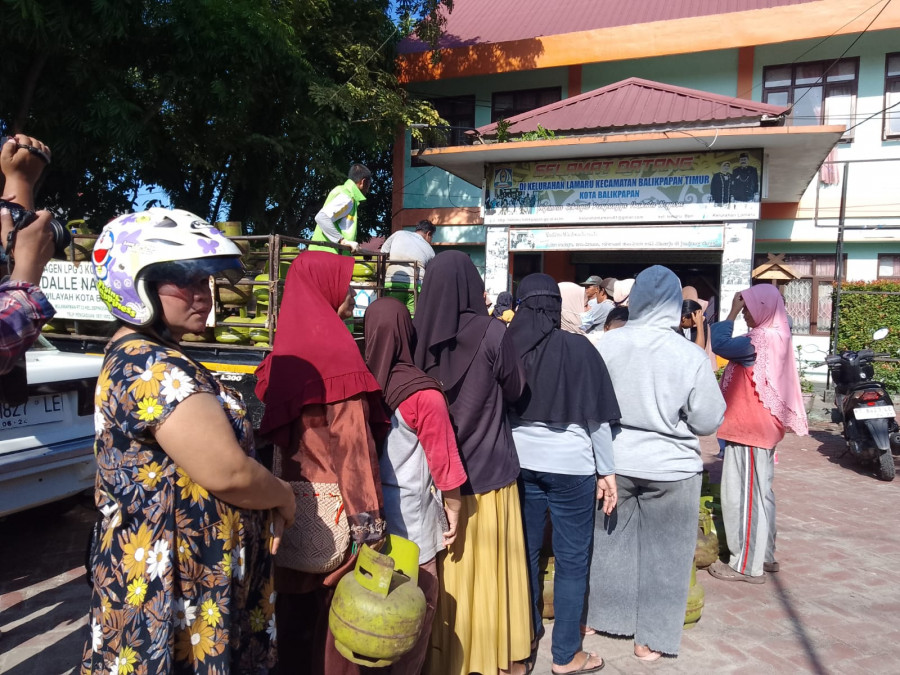 Operasi pasar tambung gas LPG 3 Kg Melon di Kantor Lurah Lamaru, Balikpapan Timur diserbu puluhan warga Senin (10/7/2023) sore. (Foto: Laeko/Korankaltim.com)