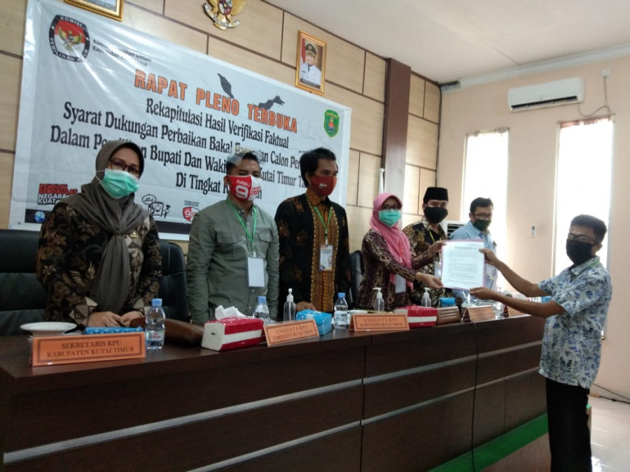 Penyerahan Berita Acara (BA) hasil rapat rekapitulasi tingkat Kecamatan oleh PPK ke KPU Kutim (Zulhamri/korankaltim.com)