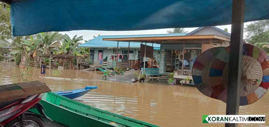 Ketinggian air mulai menyentuk dasar Pelabuhan Melak, bahkan beberapa diantaranya sudah mulai menggenangi jalan dan halaman rumah warga setempat. ( Foto: Dok.Korankaltim.com)