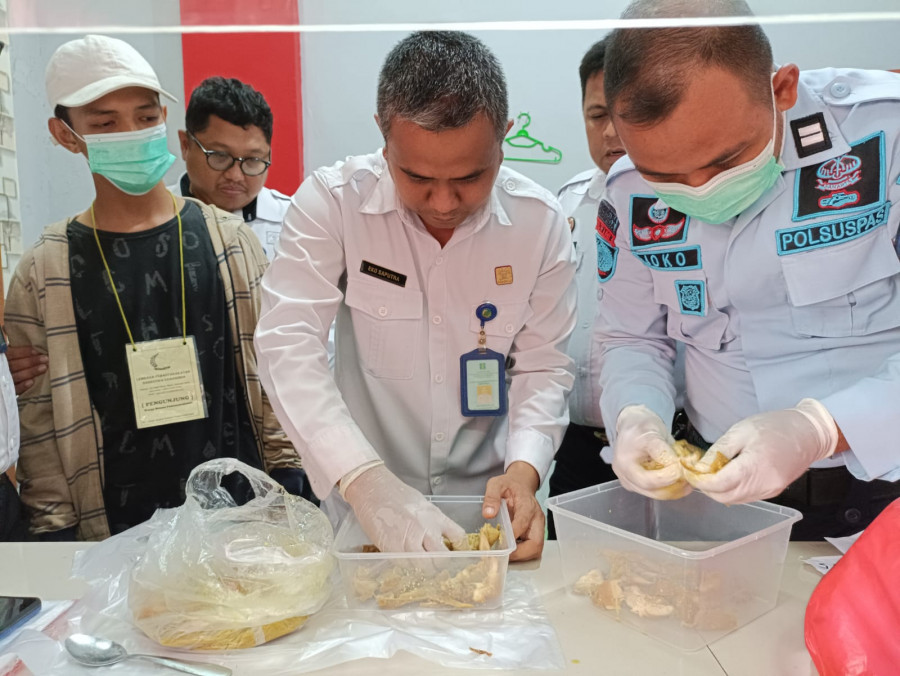 Petugas lapas saat melakukan pemeriksaan terhadap barang titipan ke WBP, yang ditemukan tiga poket sabu-sabu, bersama AS (20) Rabu (7/12/2022). (Foto: Istimewa)