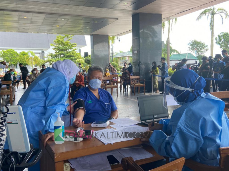 Screening kesehatan yang dijalani Dirut RSUD AW Sjaharanie Samarinda, David Hajadi Mashoer sebelum menerima vaksin Covid-19 (permata//korankaltim.com)