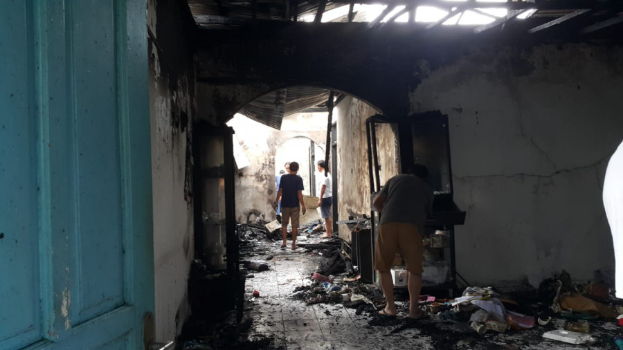 Salah satu bangunan yang terbakar akibat amukan si jago merah dini hari tadi. (foto nancy/ korankaltim)