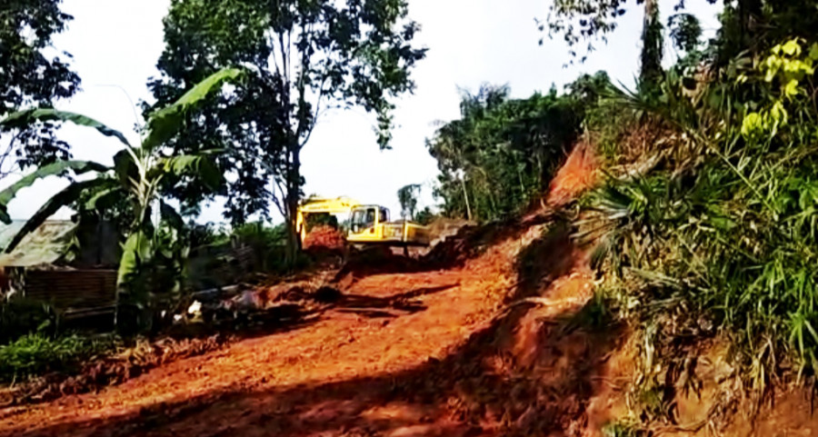 Aktivitas tambang batu bara di Jalan Pelita 3 Sambutan yang mulanya berkedok pematangan lahan ini juga dikeluhkan warga karena terlalu dekat dengan pemukiman. ( Foto: Nancy / korankaltim.com)