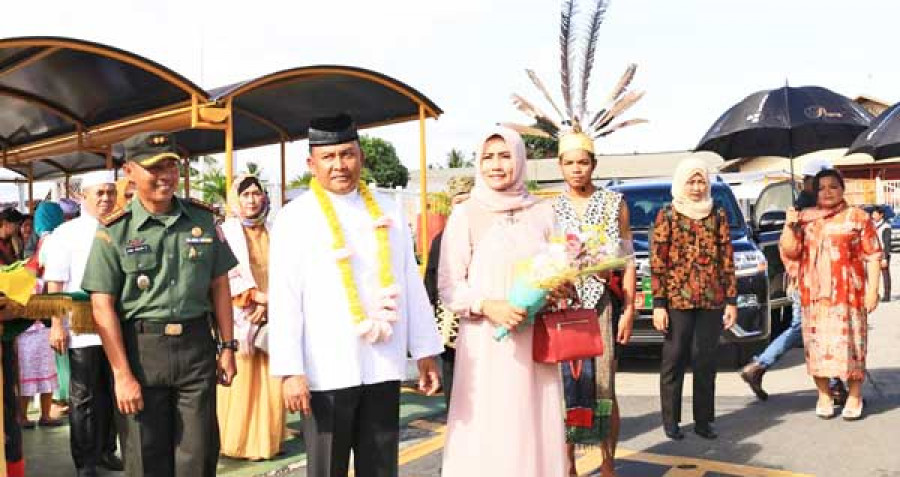 SAFARI RAMADHAN : Kedatangan Pangdam VI Mulawarman Mayjen TNI Subiyanto bersama Danrem 091 Brigjen TNI Irhan Waroihan maupun Dandim 0913/PPU Letkol Czi Dwi Imam Subagiyo di Masjid Agung Islamic Center dalam rangka Safari Ramadan. ( win / korankaltim)