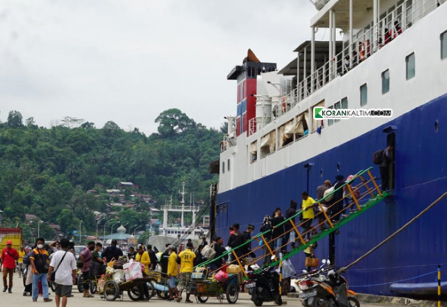 Situasi mudik yang dilakukan lebih awal, melalui jalur kapal di Pelabuhan Samarinda Jalan Yos Sudarso Kelurahan Karang Mumus Kecamatan Samarinda Kota beberapa waktu lalu.(Foto: Nancy/korankaltim.com)