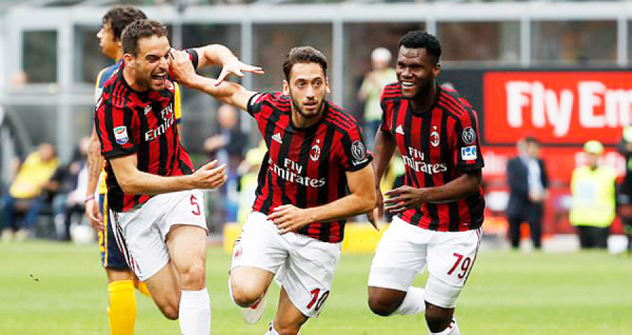 ANGKAT MOTIVASI: Selebrasi Hakan Calhanoglu (tengah) usai mencetak gol ke gawang Verona bersama Giacomo Bonaventura (kiri) dan Franck Kessie di San Siro. (dailymail)