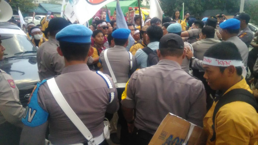 Wakil Rakyat Mau Disumpah, Mahasiswa dan Polisi Saling Dorong