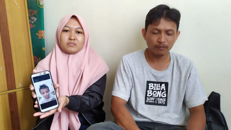 Orang tua bocah berusia 4 tahun yang hilang dan ditemukan mengambang di sungai beberapa waktu lalu (foto: dok/kk)