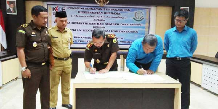 Penandatangan perpanjangan MOU antara perusda KSDE dan Kejari Kukar, tentang penanganan masalah hukum bidang perdata dan tata usaha negara