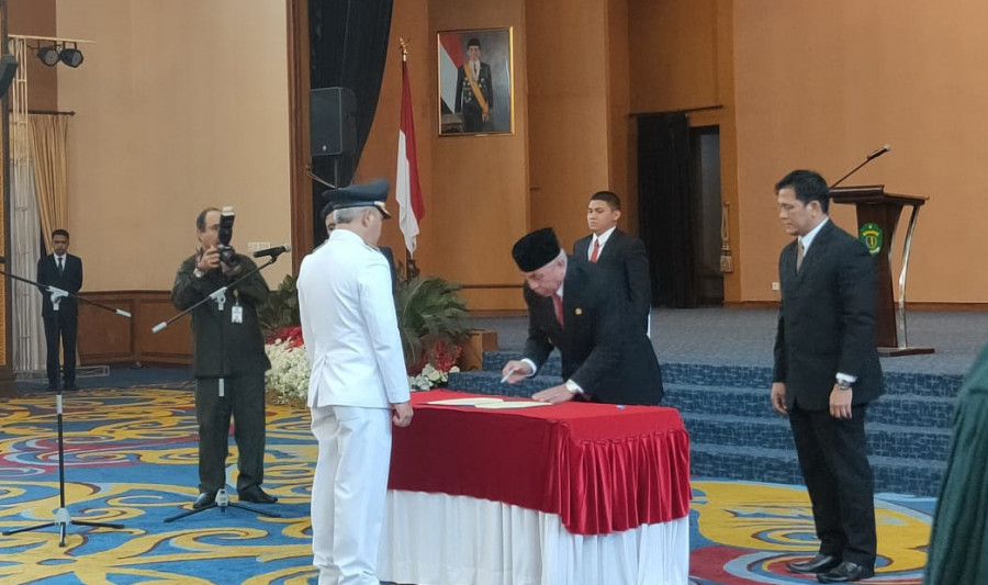 Penandatanganan Pakta Integritas oleh Wakil Walikota Samarinda, Muhammad Barkati bersama Gubernur Kaltim, Isran Noor (Foto: Permata/Korankaltimcom)