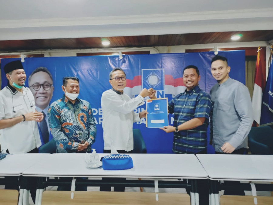Ketua DPD PAN Kukar didampingi Ketua DPW PAN Kaltim Sigit Wibowo untum menerima SK kepengurusan secara langsung dari Ketum DPP Zulhas (ist)